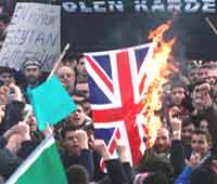 UK Muslims burn flag