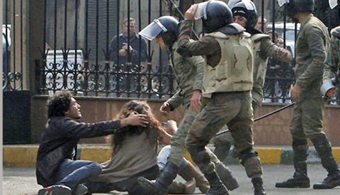 Protesters clash with police in Cairo