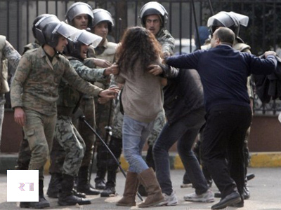 soldiers-clash-tahrir-square-985498