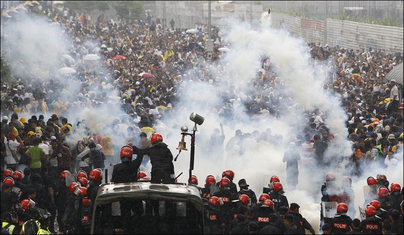 Malaysian-police-fire-tear-gas