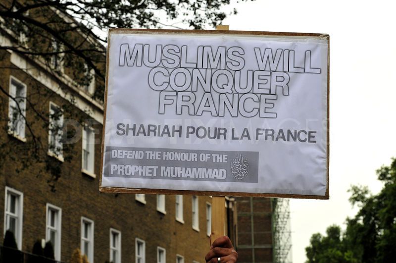1348425635-hardline-islamists-protest-outside-the-french-embassy-in-london_1467284