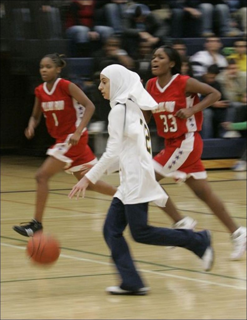 More-Muslim-girls-play-sports-while-wearing-scarf-long-pants-3