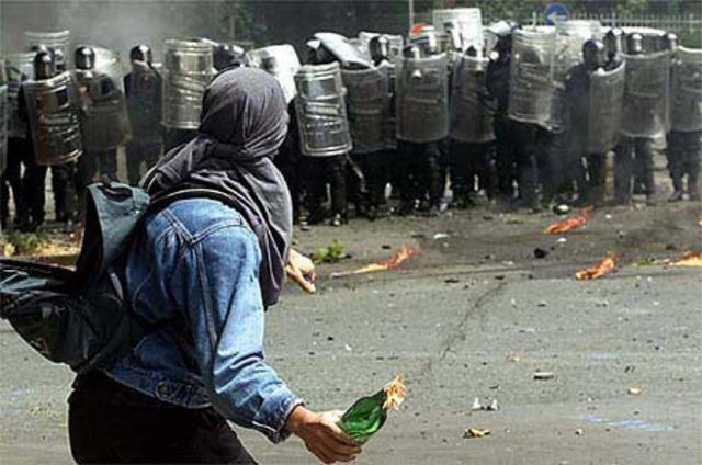 Muslims-riot-France