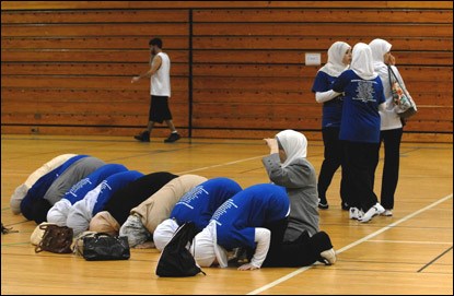 carolina-cyclones-basketball-team-prays