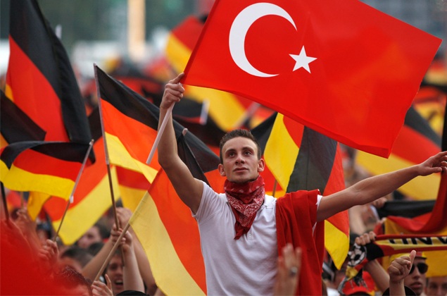 german-turks-with-flag