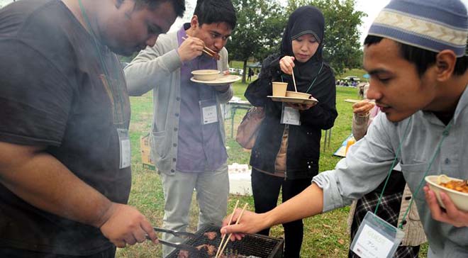 Students-from-Malaysia-and-elsewhere-enjoy-a-barbecue-in-Utsunomiya-prepared-according-to-halal-rules-1