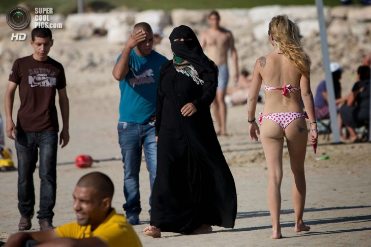 Muslim+women+on+the+beach+811-e1408408378179.jpg