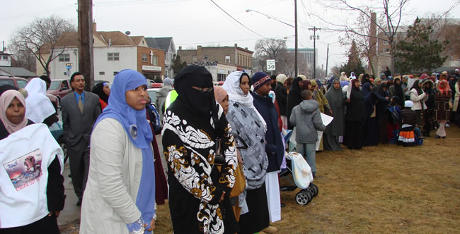 Somali Muslims queue up to get free rental housing