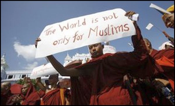 Monjes budistas protestan presencia de musulmanes violentos en Myanmar que violan a sus mujeres y matar a sus monjes