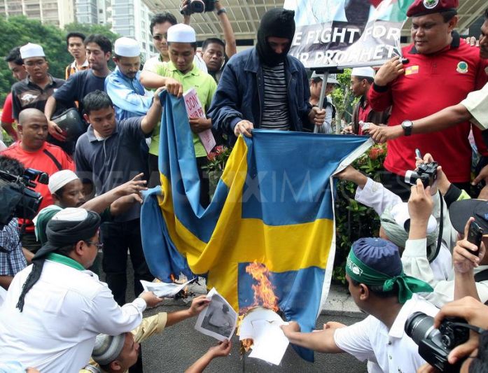Muslims burning the Swedish flag