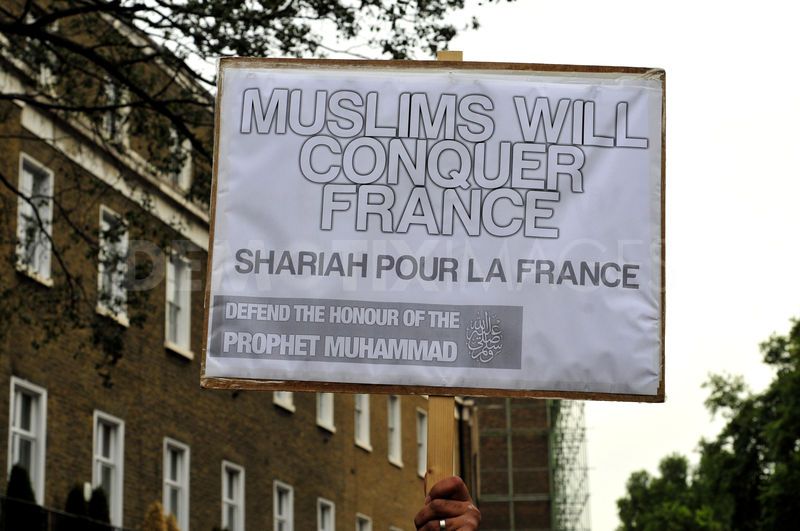 1348425635-hardline-islamists-protest-outside-the-french-embassy-in-london_14672841