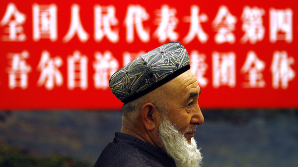 Un delegado de la delegación provincial de Xinjiang se ve antes del comienzo de su reunión con representantes del Congreso Nacional del Pueblo en Beijing