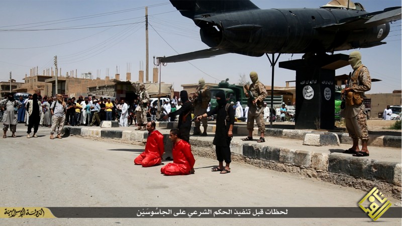 isis-executes-iraqi-spies-with-handguns-crucifies-them-graphic-photos-14111