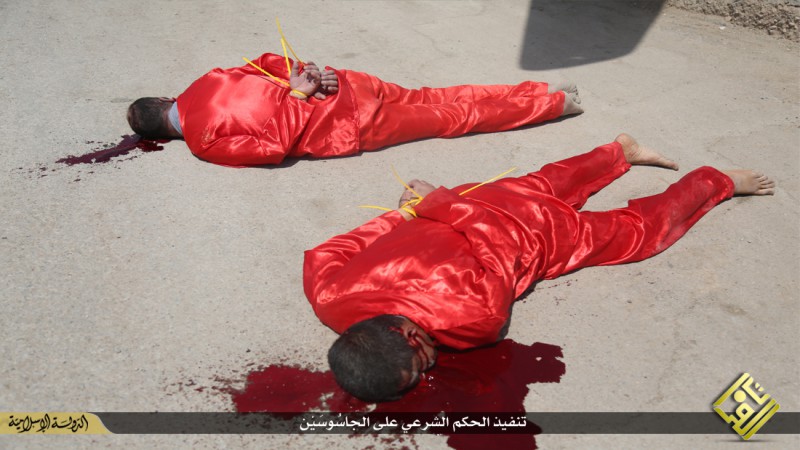 isis-executes-iraqi-spies-with-handguns-crucifies-them-graphic-photos-14112