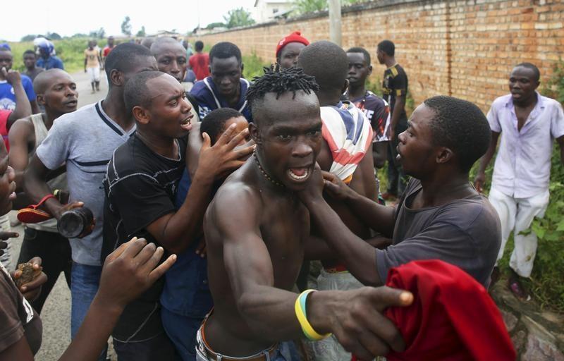 Protesters attack a female police officer accused of shooting a protestor in Buterere neighbourhood of Bujumbura