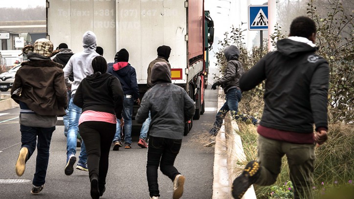 Illegal migrants run on October 29, 2014