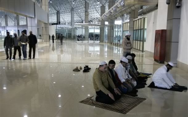 srinagar_airport_praying