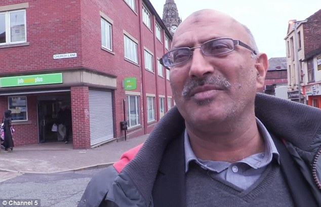 2DE1A22200000578-3293843-The_father_of_11_has_been_signing_on_at_his_Rochdale_job_centre_-a-86_1446060579953
